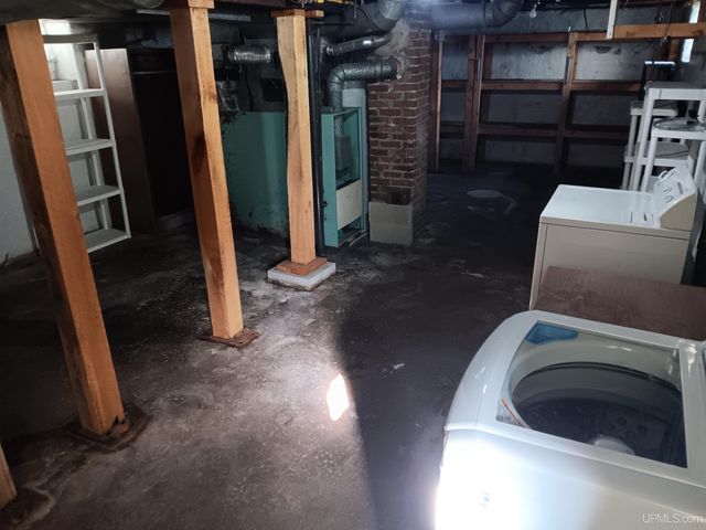 911 S 4th Avenue, Escanaba, MI 49829