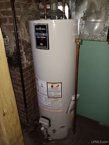 911 S 4th Avenue, Escanaba, MI 49829