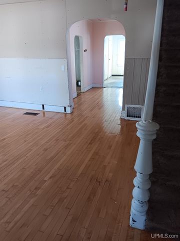 911 S 4th Avenue, Escanaba, MI 49829