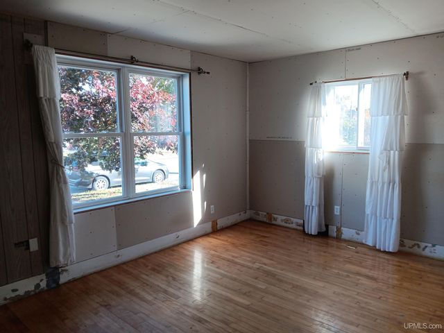 911 S 4th Avenue, Escanaba, MI 49829