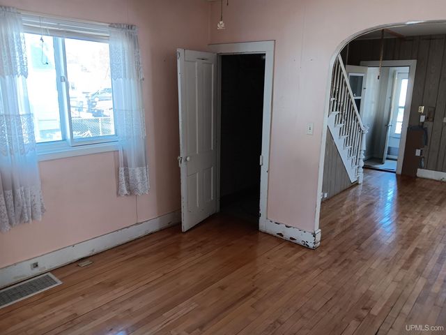 911 S 4th Avenue, Escanaba, MI 49829