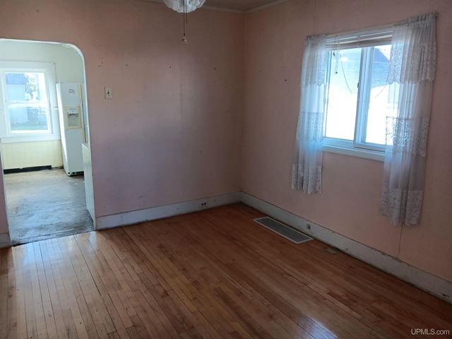 911 S 4th Avenue, Escanaba, MI 49829