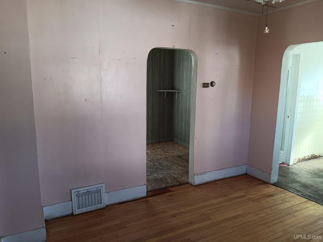 911 S 4th Avenue, Escanaba, MI 49829