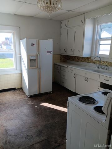 911 S 4th Avenue, Escanaba, MI 49829