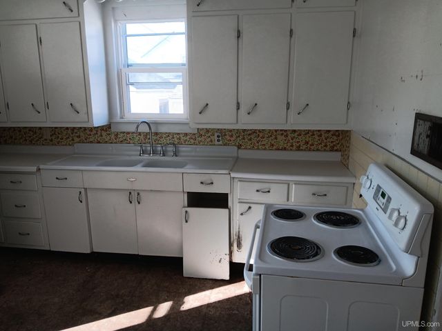 911 S 4th Avenue, Escanaba, MI 49829