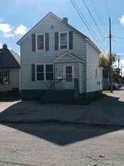 911 S 4th Avenue, Escanaba, MI 49829