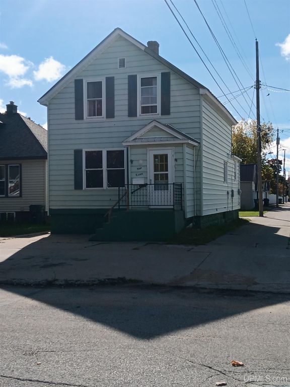 911 S 4th Avenue, Escanaba, MI 49829