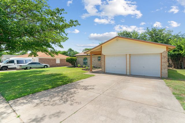 220 E Cunningham Avenue, Crowley, TX 76036