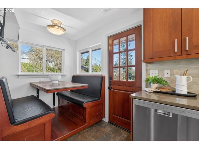 3226 Sw DOLPH Ct, Portland, OR 97219