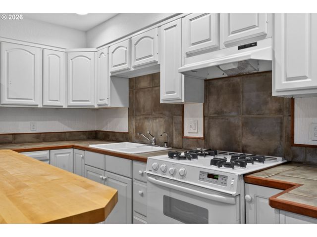 3226 Sw DOLPH Ct, Portland, OR 97219