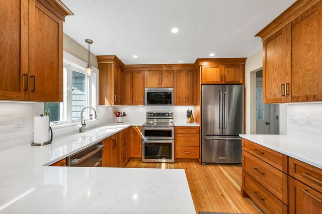 33 Sky Lane, Wolfeboro, NH 03894