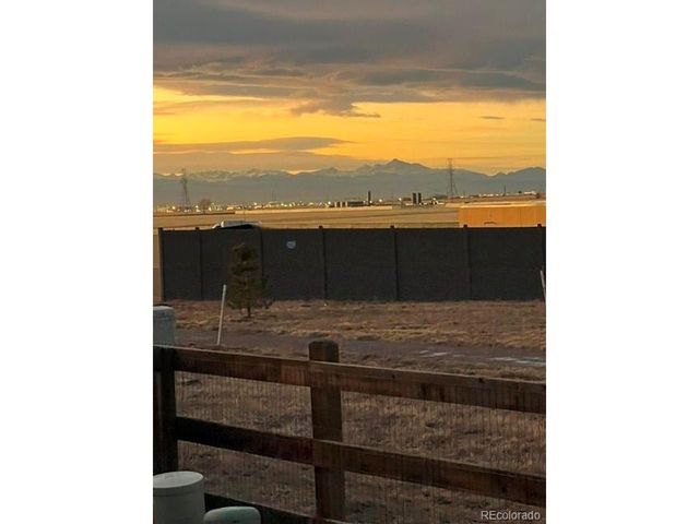 27571 E 7th Dr, Aurora, CO 80018