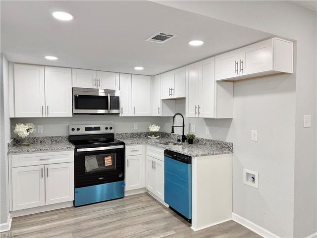 1016 Castle CT, Chesapeake, VA 23323