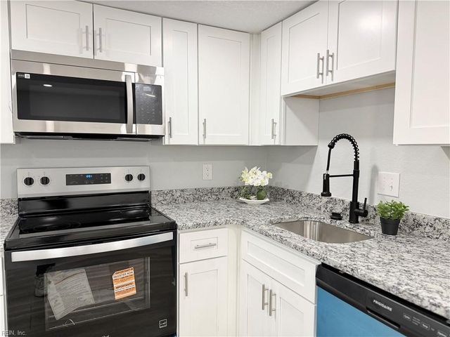 1016 Castle CT, Chesapeake, VA 23323