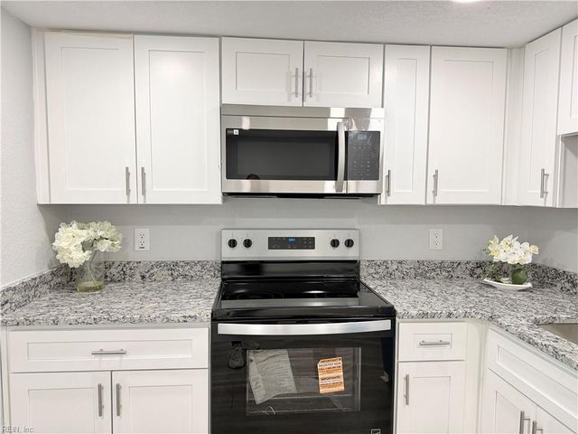 1016 Castle CT, Chesapeake, VA 23323