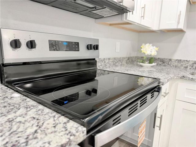 1016 Castle CT, Chesapeake, VA 23323