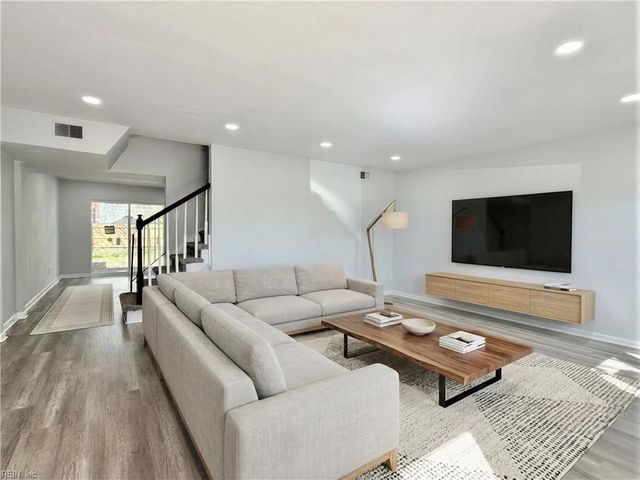 1016 Castle CT, Chesapeake, VA 23323