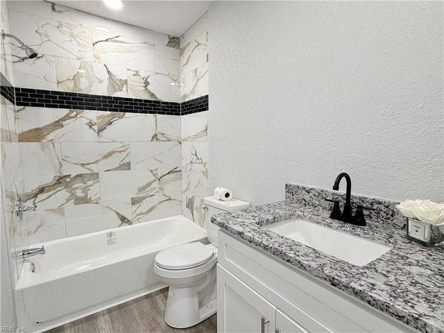 1016 Castle CT, Chesapeake, VA 23323