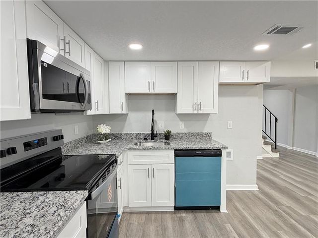 1016 Castle CT, Chesapeake, VA 23323