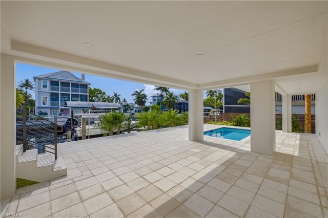 1286 Belaire CT, Naples, FL 34110