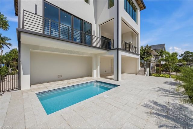 1286 Belaire CT, Naples, FL 34110