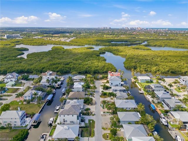 1286 Belaire CT, Naples, FL 34110