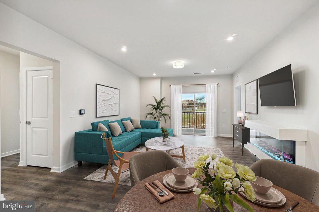 750 MOUNT AIRY TER NE #206, Leesburg, VA 20176