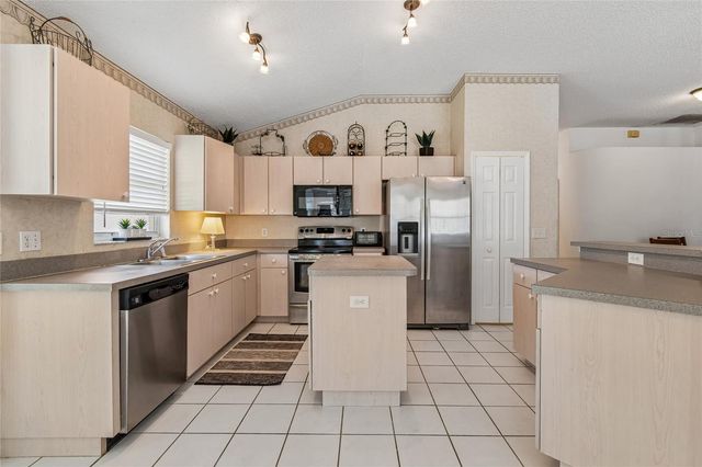 19204 GARDEN QUILT CIRCLE, Lutz, FL 33558
