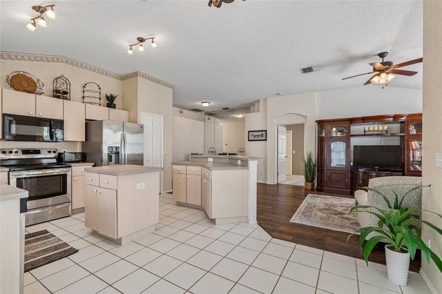 19204 GARDEN QUILT CIRCLE, Lutz, FL 33558
