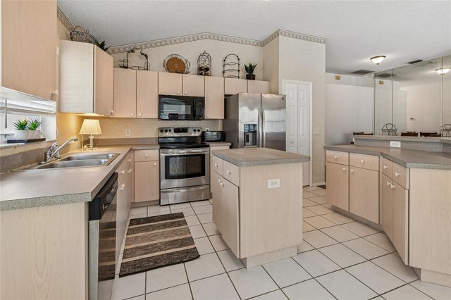 19204 GARDEN QUILT CIRCLE, Lutz, FL 33558