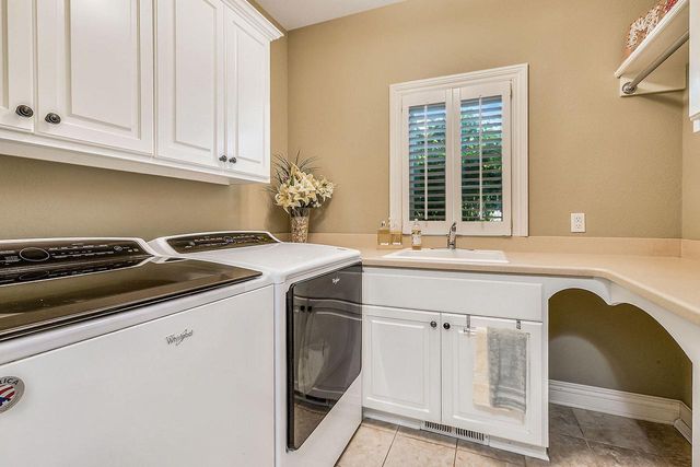 1260 Four Winds WAY, Hartland, WI 53029