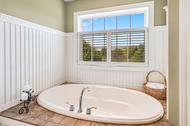 1260 Four Winds WAY, Hartland, WI 53029