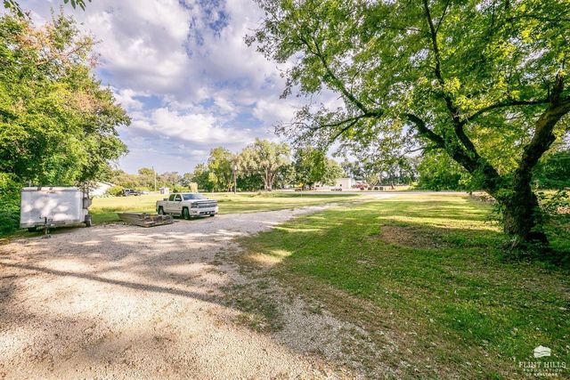 641 Zeandale Road, Manhattan, KS 66502