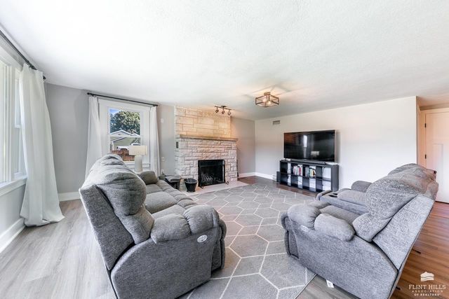 641 Zeandale Road, Manhattan, KS 66502