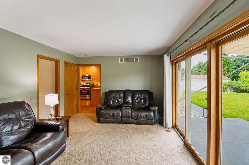 Image 11 of property listing at 798 S Whiteville Road, Mt Pleasant, MI 48858