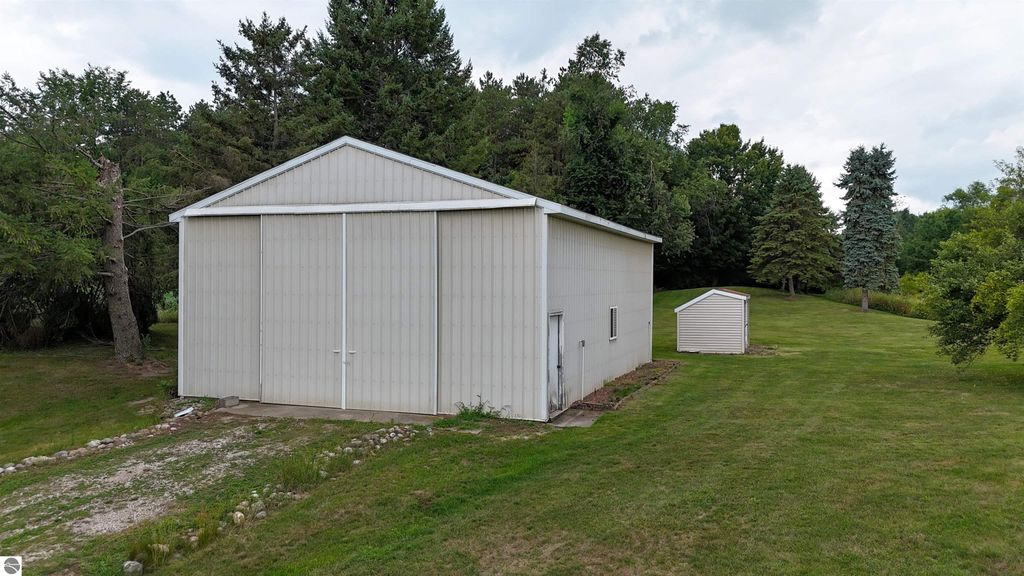 Image 28 of property listing at 798 S Whiteville Road, Mt Pleasant, MI 48858