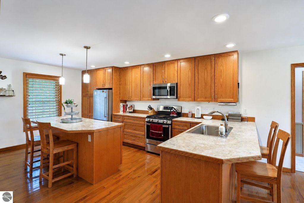Image 7 of property listing at 798 S Whiteville Road, Mt Pleasant, MI 48858