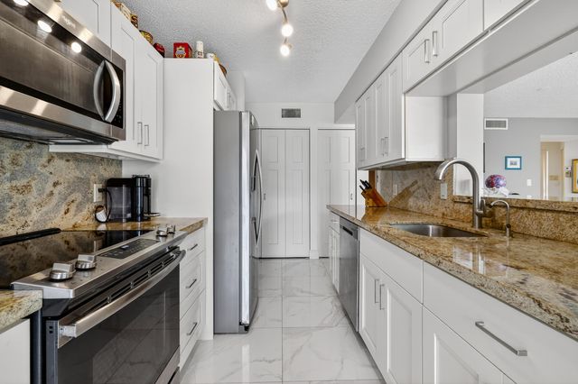 110 Half Moon Circle D2, Hypoluxo, FL 33462