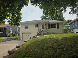 2827 S 39 Street, Omaha, NE 68105