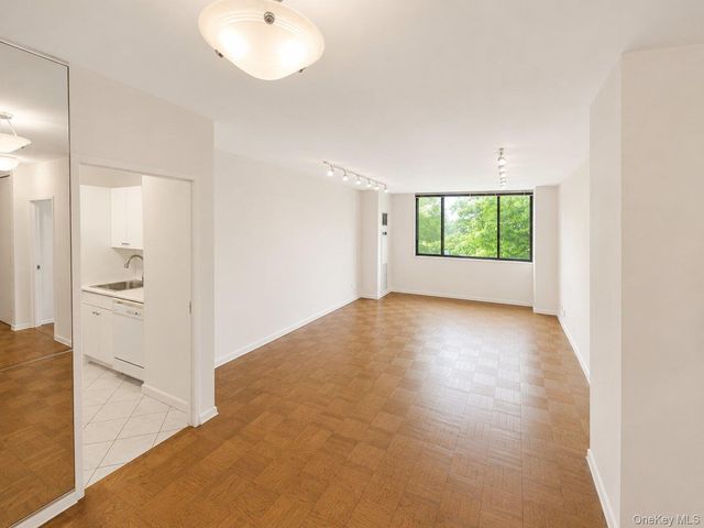 27010 Grand Central Parkway 4M, Floral Park, NY 11005