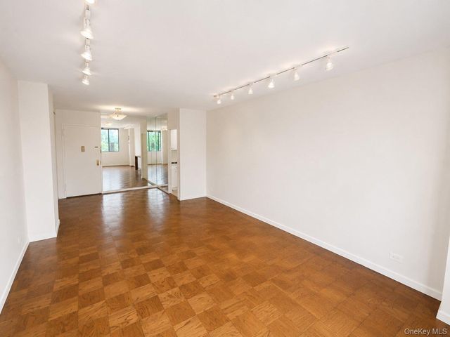 27010 Grand Central Parkway 4M, Floral Park, NY 11005