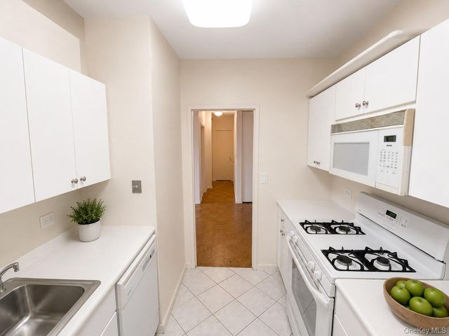 27010 Grand Central Parkway 4M, Floral Park, NY 11005