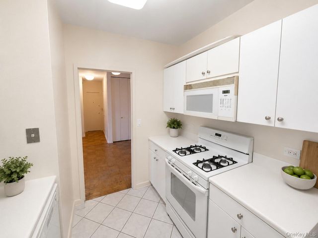 27010 Grand Central Parkway 4M, Floral Park, NY 11005