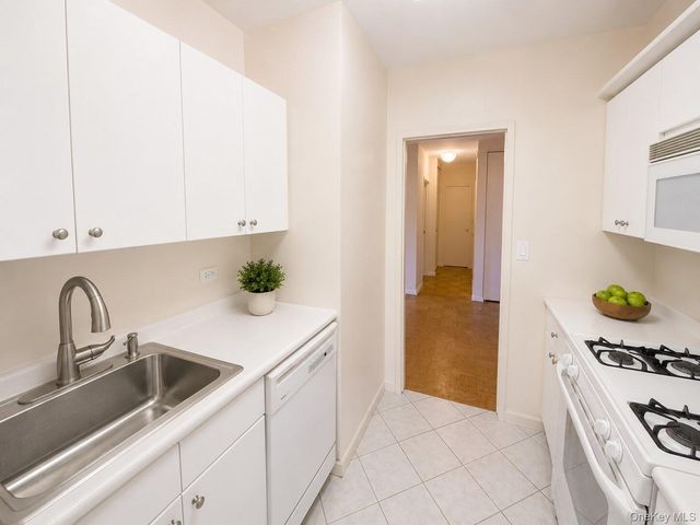 27010 Grand Central Parkway 4M, Floral Park, NY 11005