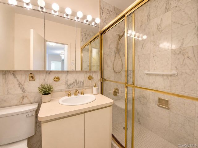 27010 Grand Central Parkway 4M, Floral Park, NY 11005