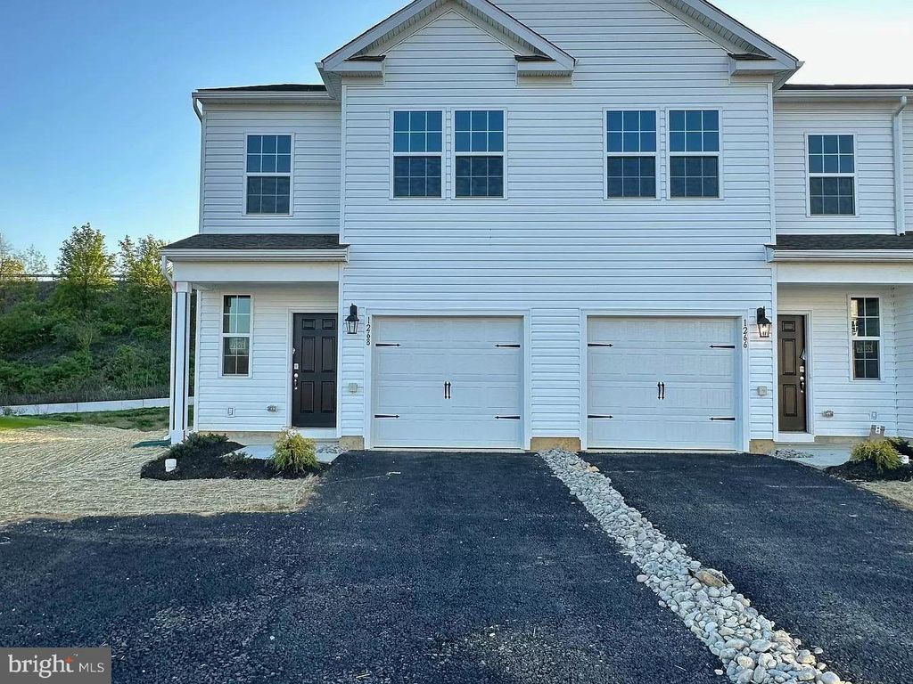 1268 MARTIN RD, Breinigsville, PA 18031