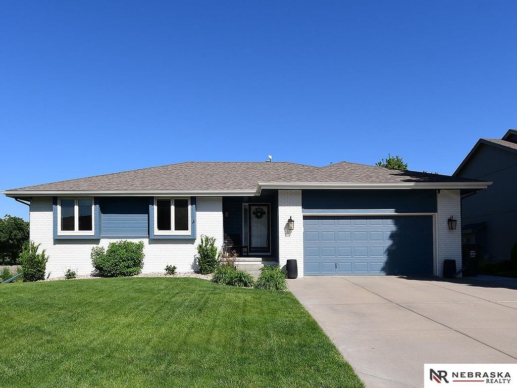 21890 Plum Creek Drive, Gretna, NE 68028