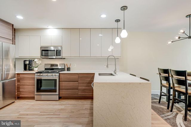 11467 WASHINGTON PLAZA W, Reston, VA 20190
