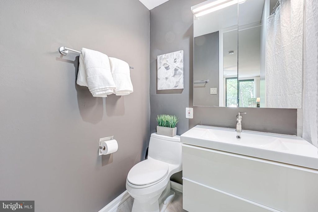 11467 WASHINGTON PLAZA W, Reston, VA 20190