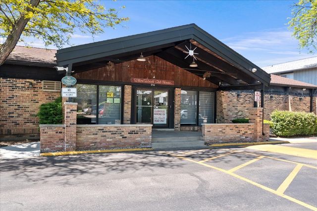 920 E Old Willow Road 202, Prospect Heights, IL 60070